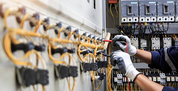 Professional Electrician technician working in La Plata, MO